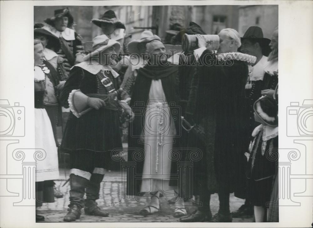 Press Photo Old Mayor Husch drinking out the goblet - Historic Images