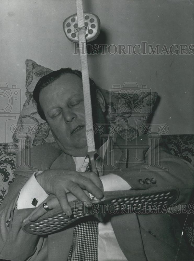 1955 Press Photo &quot;Instrument&quot; for having a better sleep in trains - Historic Images