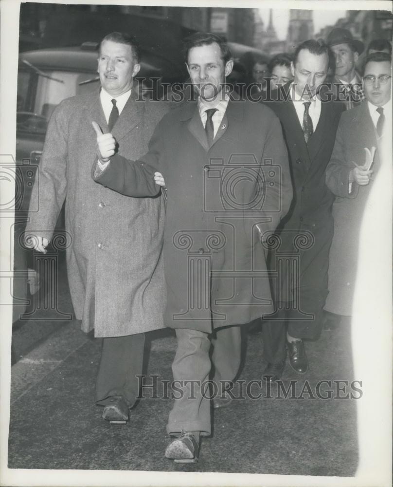 1961 Press Photo Plain clothes policemen lead Michael Randle to a waiting car - Historic Images