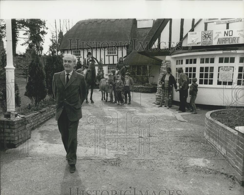 Press Photo Nr. Noble takes a look at Thurleigh - Historic Images