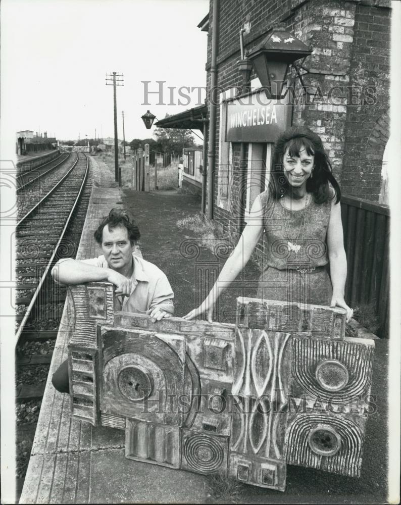 Press Photo Ernst And Pamela With Art Work At Railway Station Home - Historic Images