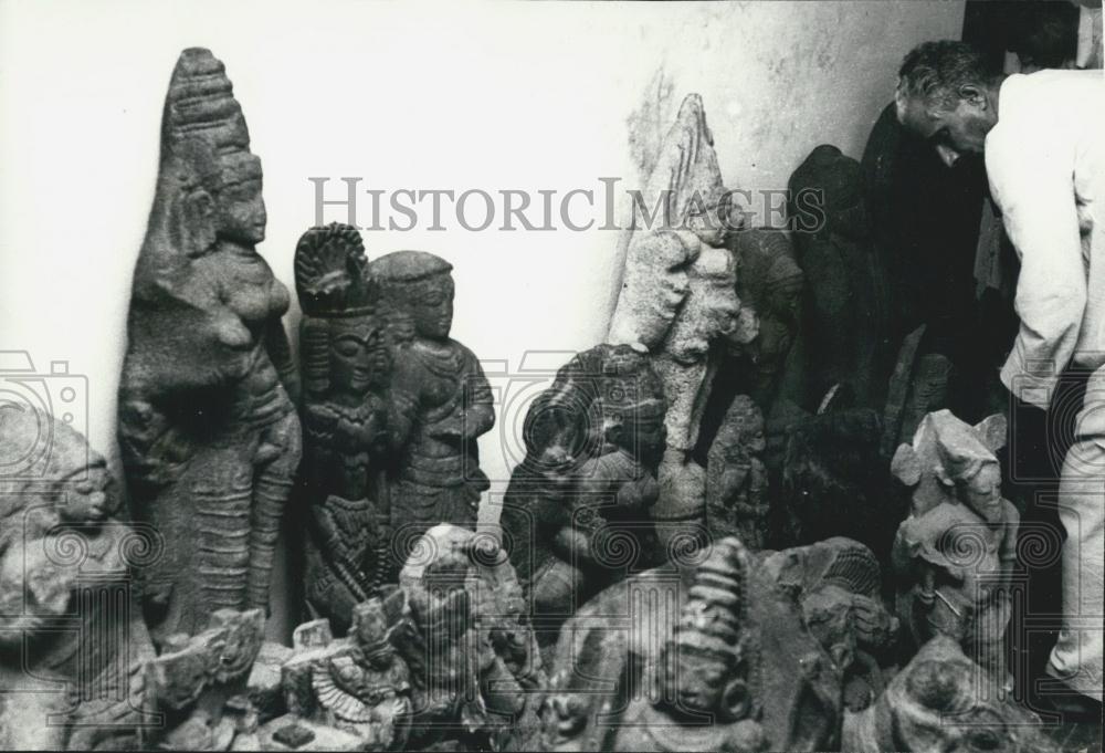 Press Photo 41 Antiques Seized By Delhi Police In New Delhi India - Historic Images