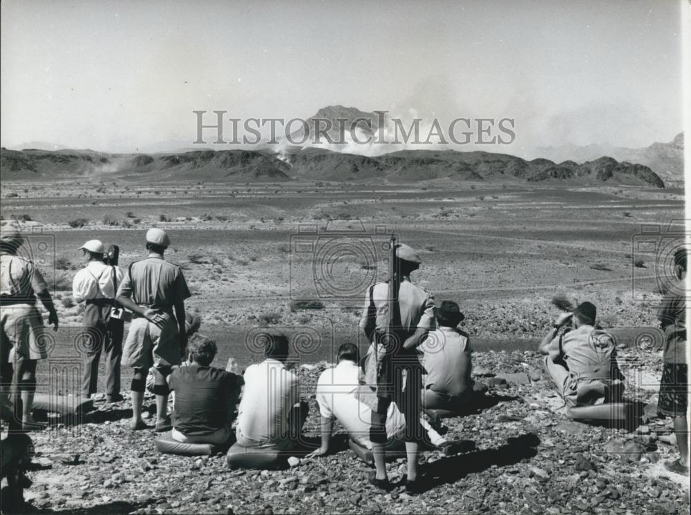 Press Photo Kenneth Ames, Dly Mail, watches the Demonstration - Historic Images