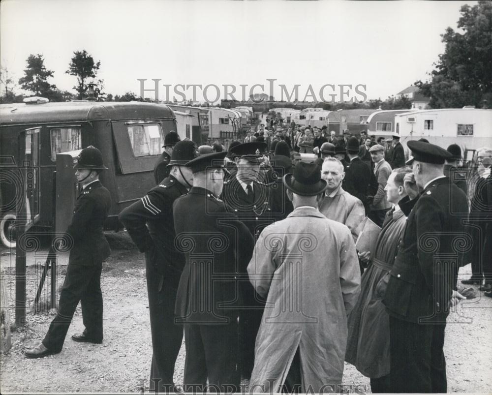 1958 Press Photo Caravan Site Eviction Force Withdraws - Historic Images