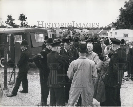 1958 Press Photo Caravan Site Eviction Force Withdraws - Historic Images