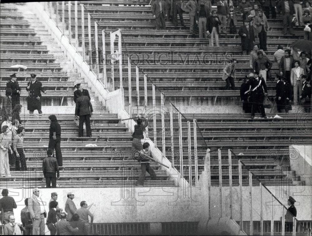 1975 Press Photo Riots At Rome Stadium After Match - Historic Images