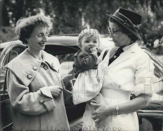 1958 Press Photo First British arrive home from Iraq; - Historic Images