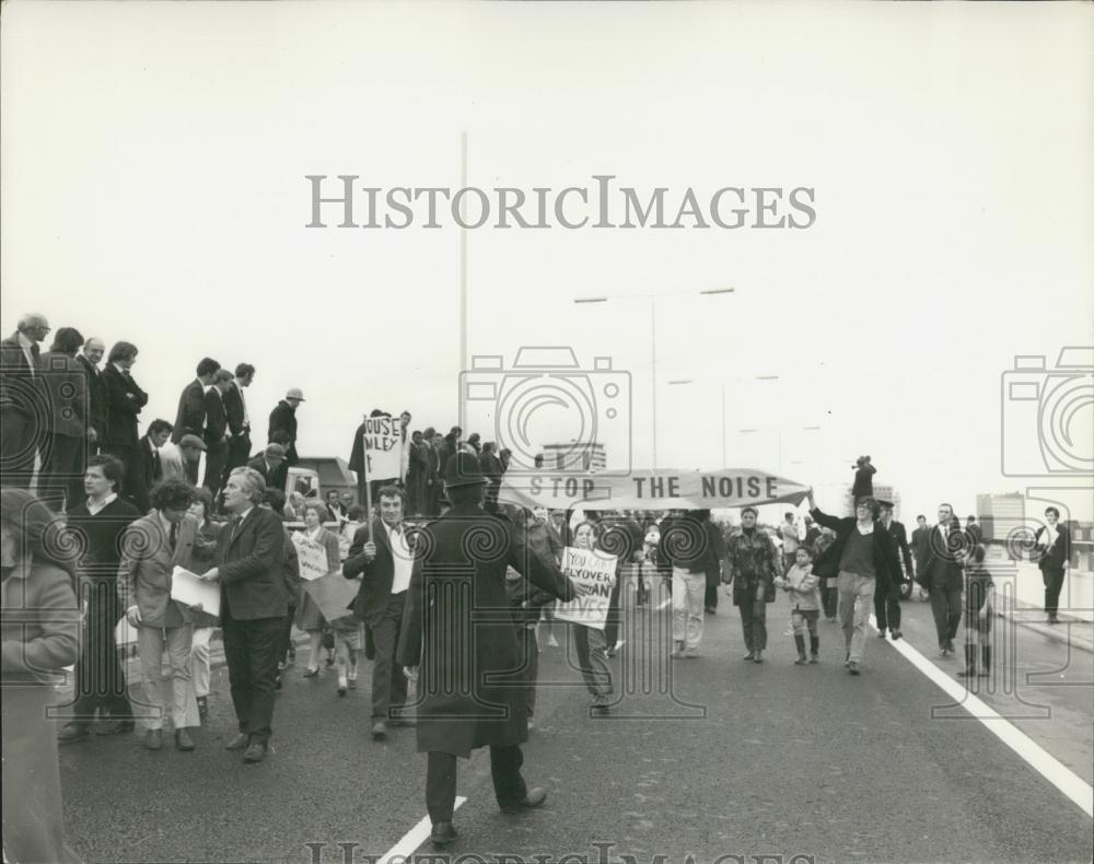 1970 Press Photo Opening of London&#39;s New M-Way Angry Residents Protest - Historic Images