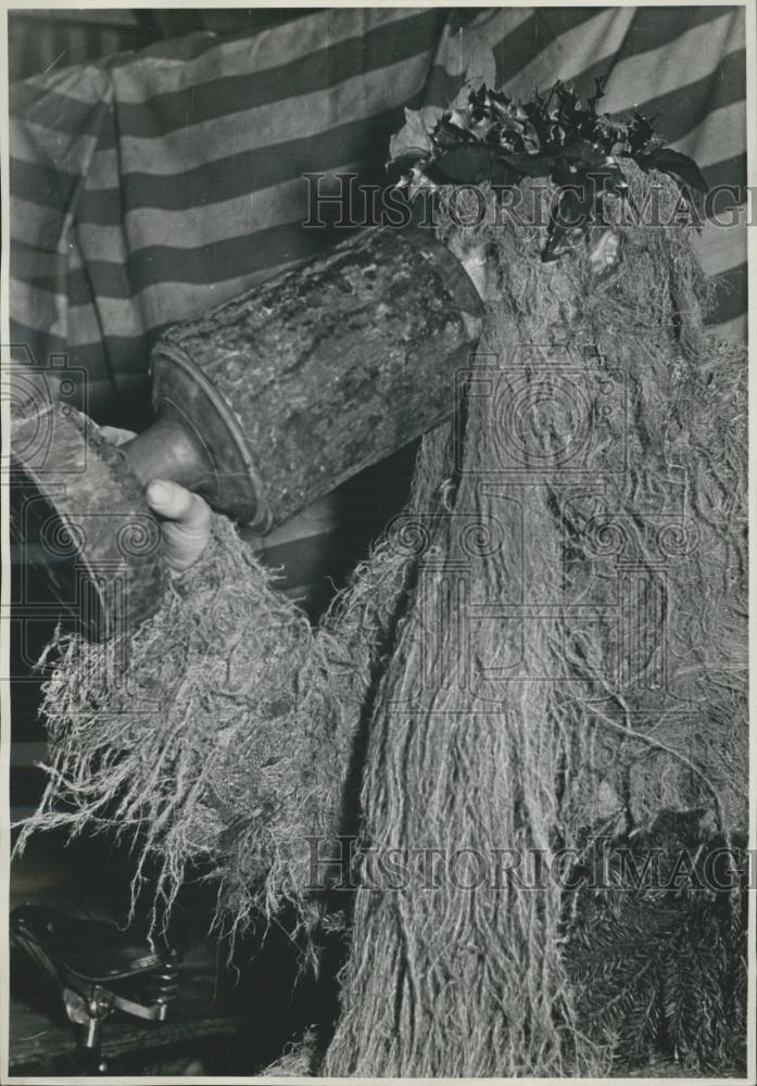 Press Photo wild men during their performance - Historic Images