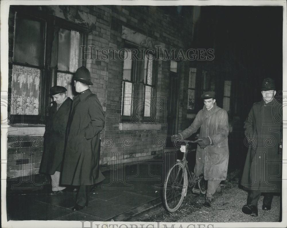 1955 Press Photo Two Railroad Workers With Police Guard After Assault Strikers - Historic Images