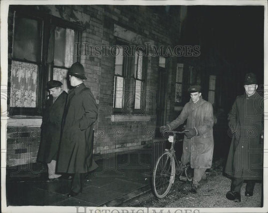 1955 Press Photo Two Railroad Workers With Police Guard After Assault Strikers - Historic Images