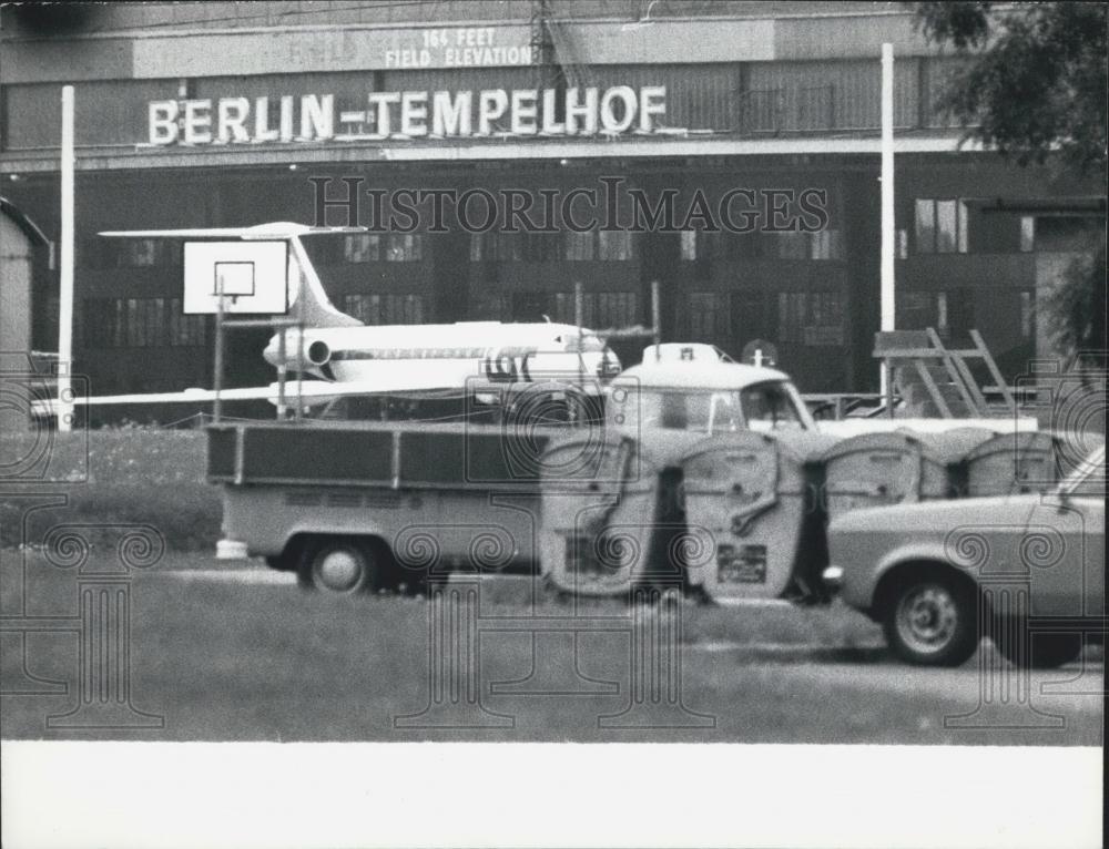 Press Photo Polish Airplane Hijacked On Runway Berlin Germany - Historic Images