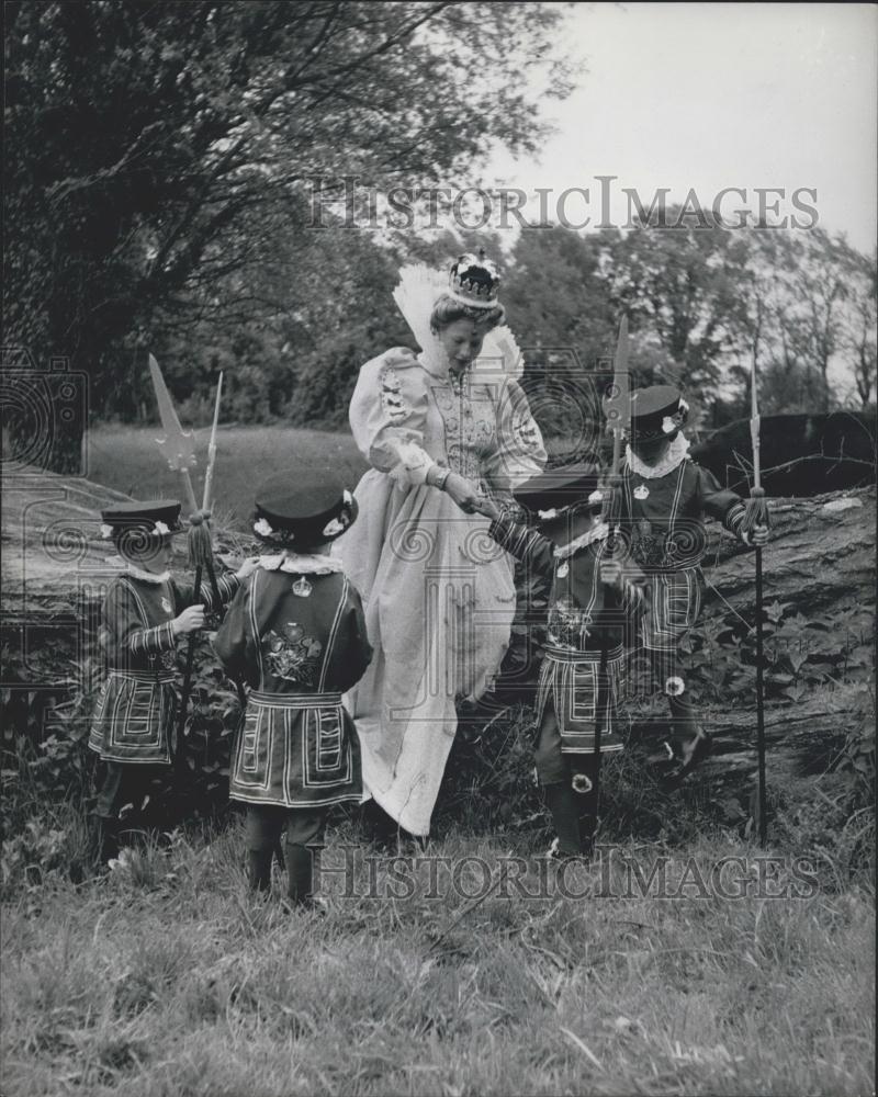 Press Photo Cattle Get Preview of Villages&#39;s Coronation on Tableau. - Historic Images