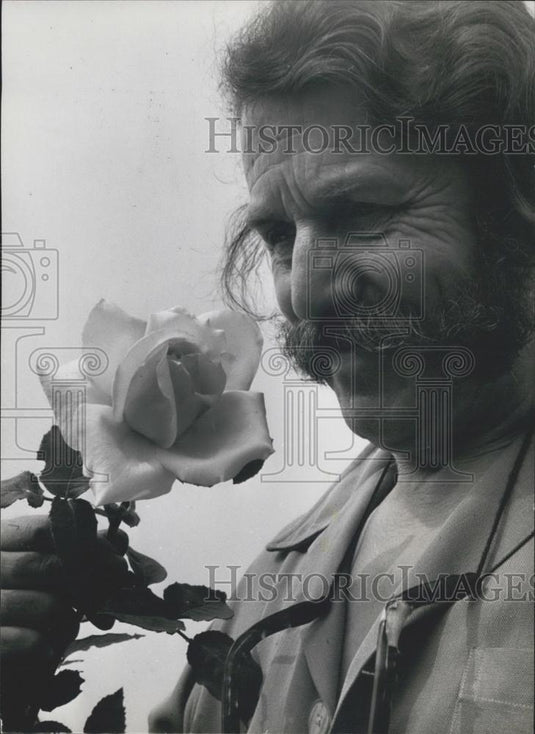 Press Photo Rose Grower Harry Wheatcroft & Queen Elizabeth Rose - Historic Images