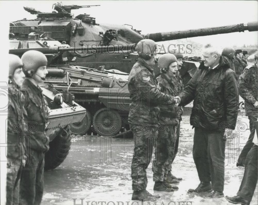 1975 Press Photo U.S. Secretary for Defence Visits the Army&#39;s Tank Training - Historic Images