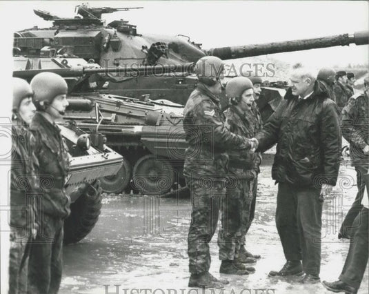1975 Press Photo U.S. Secretary for Defence Visits the Army's Tank Training - Historic Images