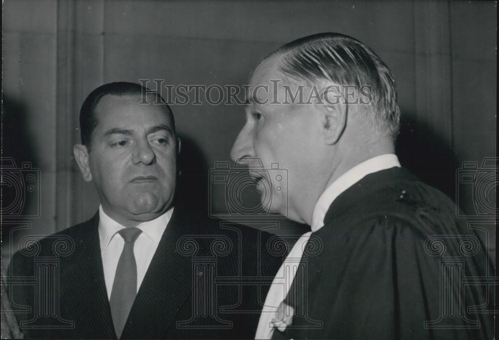 1960 Press Photo &quot;Barricades Trial&quot;Pilot Arnould (Accused) And Lawyer Palmeiri - Historic Images