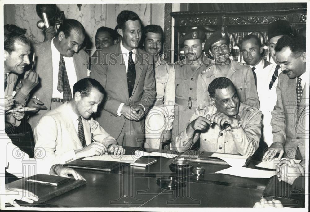 1954 Press Photo Authority Head Niffer signing - Historic Images