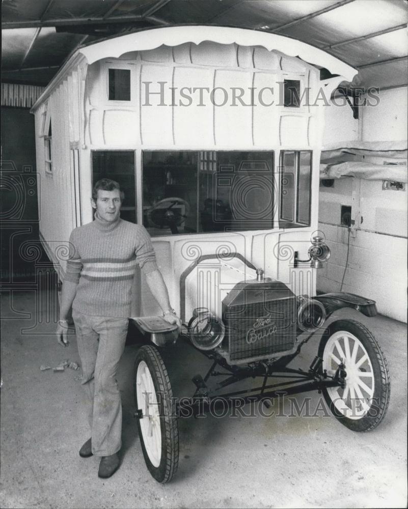 Press Photo Oldest Surviving Motorized Caravan Owner Leo Smith Smallfields - Historic Images