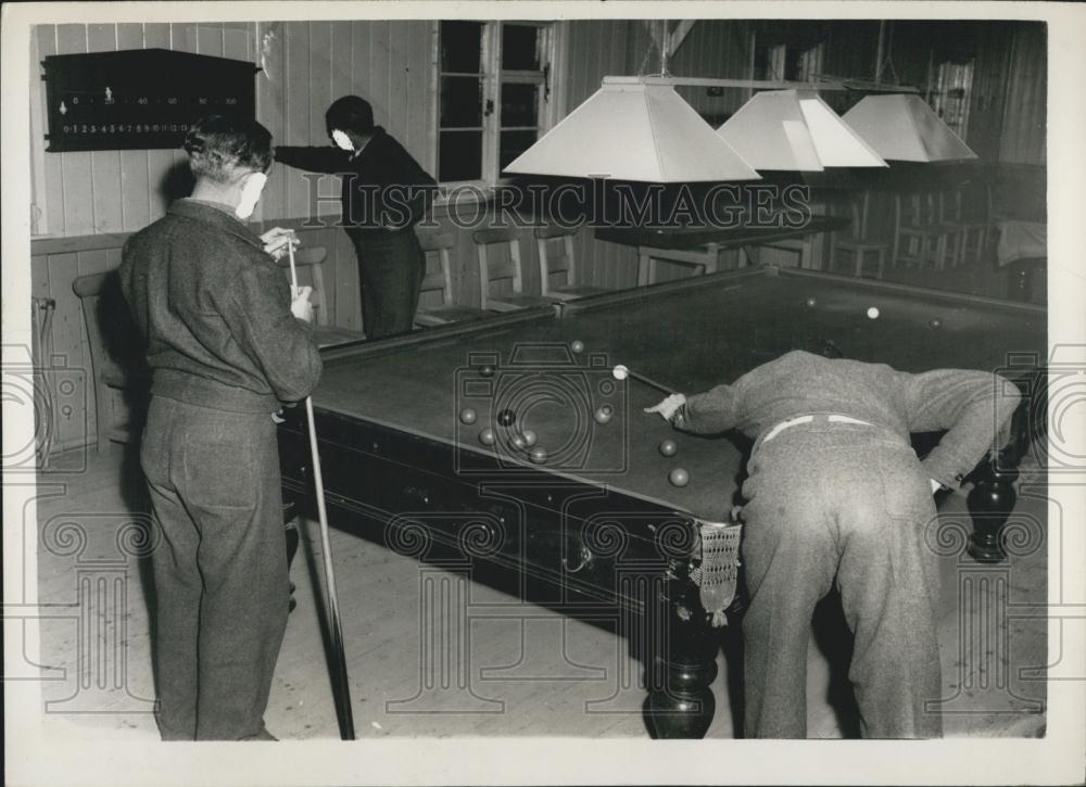 Press Photo Enjoying a Game of Snooker in the Prison Recreation Room - Historic Images