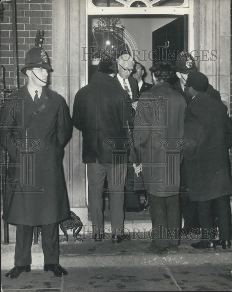 1968 Press Photo &quot;Dog Collar&quot; Students March to Downing Street - Historic Images