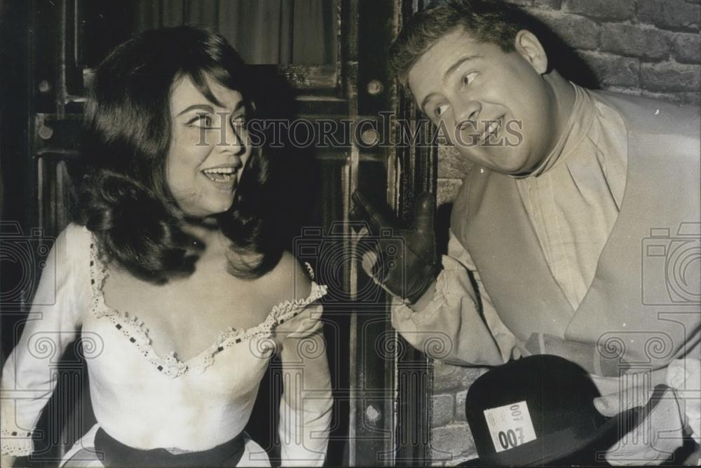 1966 Press Photo Actor Bill Ramsey &amp; Rita Paul in Scamp - Historic Images