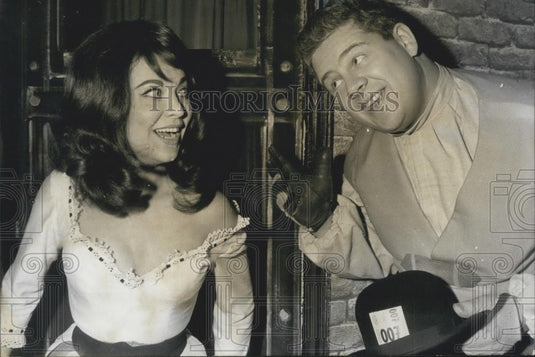 1966 Press Photo Actor Bill Ramsey & Rita Paul in Scamp - Historic Images