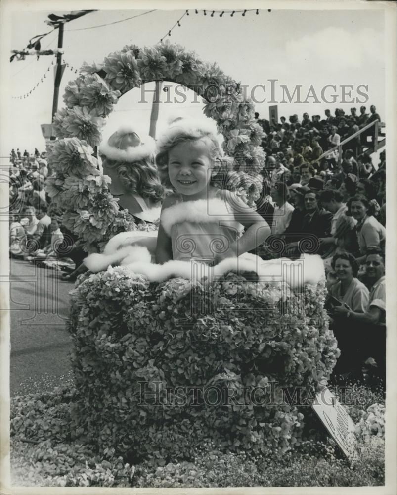 1953 Press Photo Jersey Battle of Flowers - Historic Images