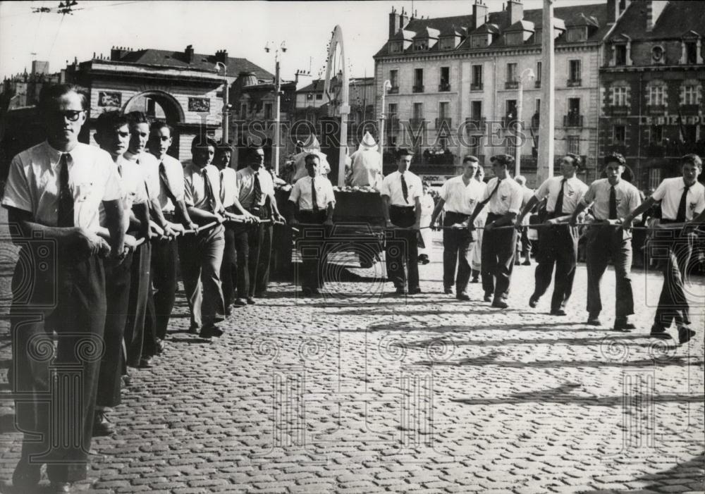 Press Photo Dijon Celebrating 8th Centenary St Bernard's Death Relics Pulled - Historic Images