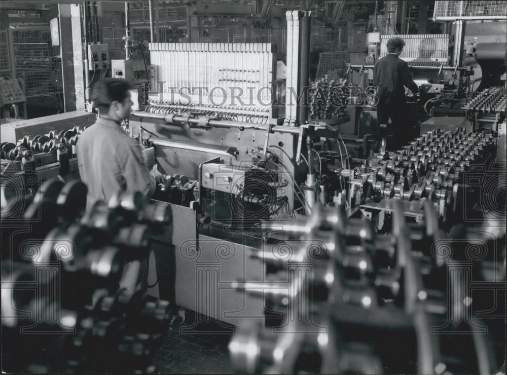 Press Photo irst-class technical assistance to automobile owners - Historic Images