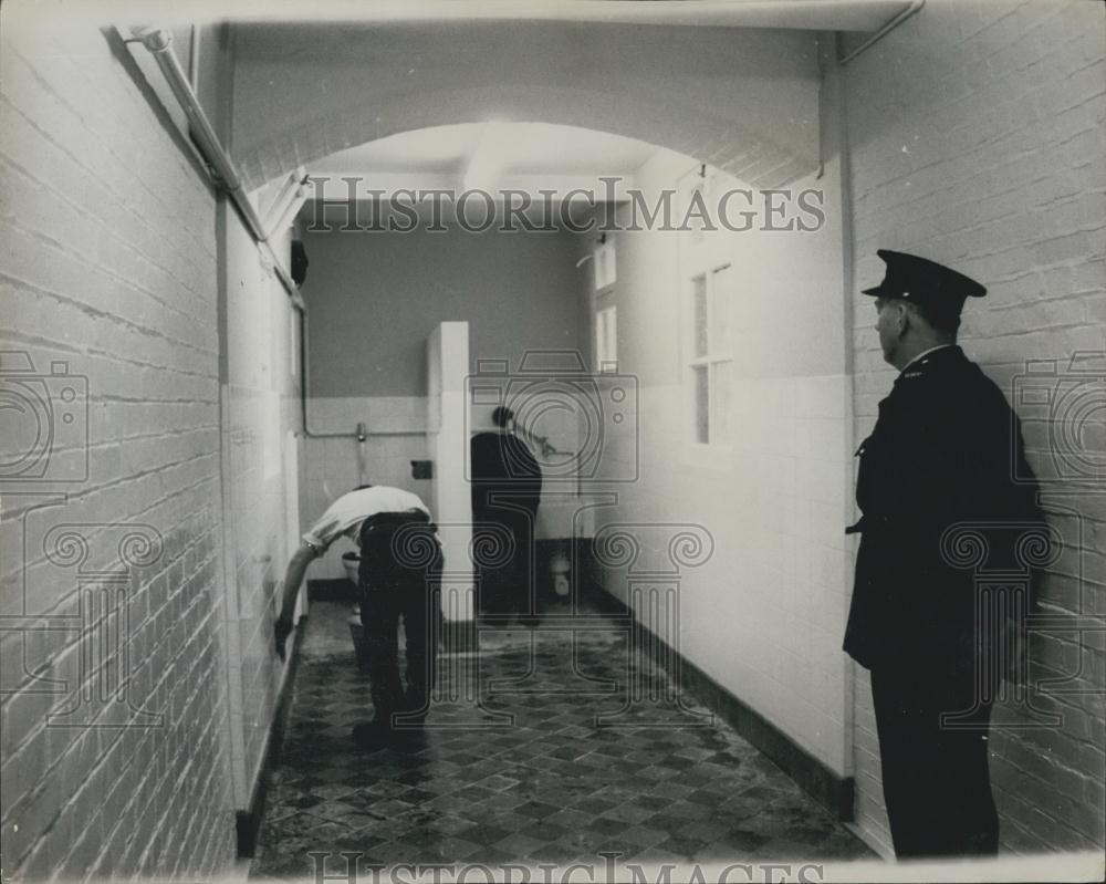 1966 Press Photo View Ablutions New Security Block Parkhurst Prison Isle Wight - Historic Images