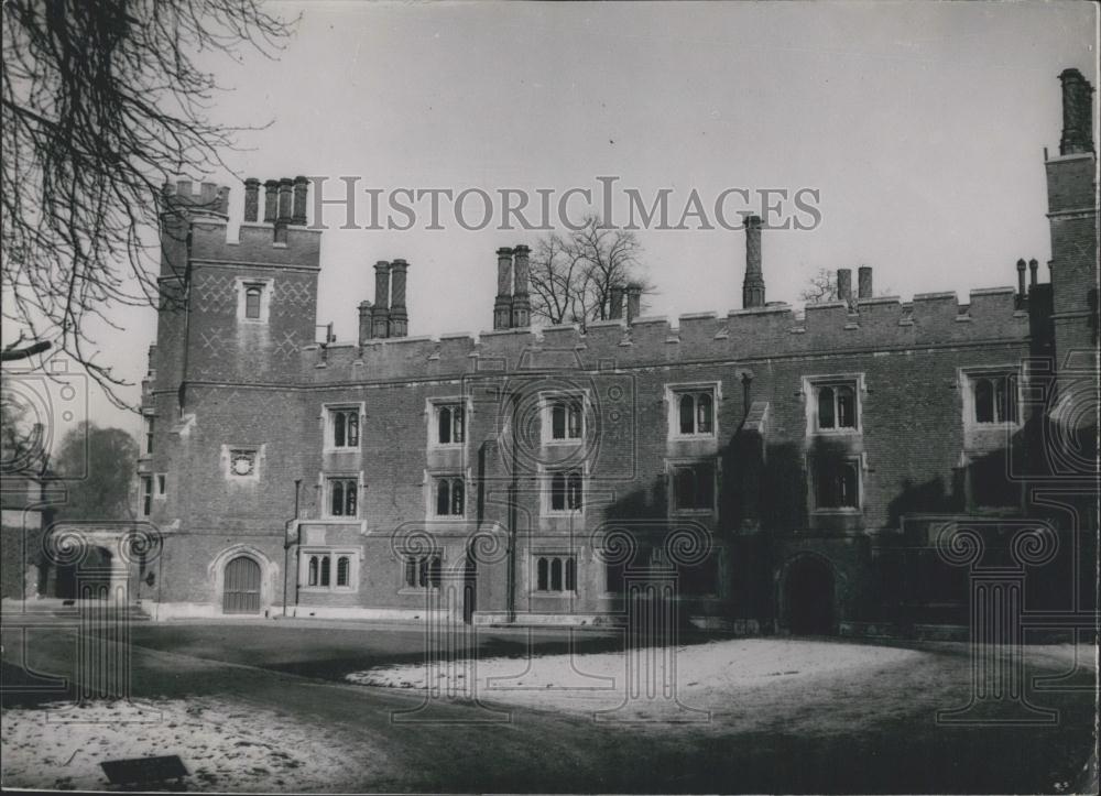 Press Photo Outside of an Unknown Building - Historic Images