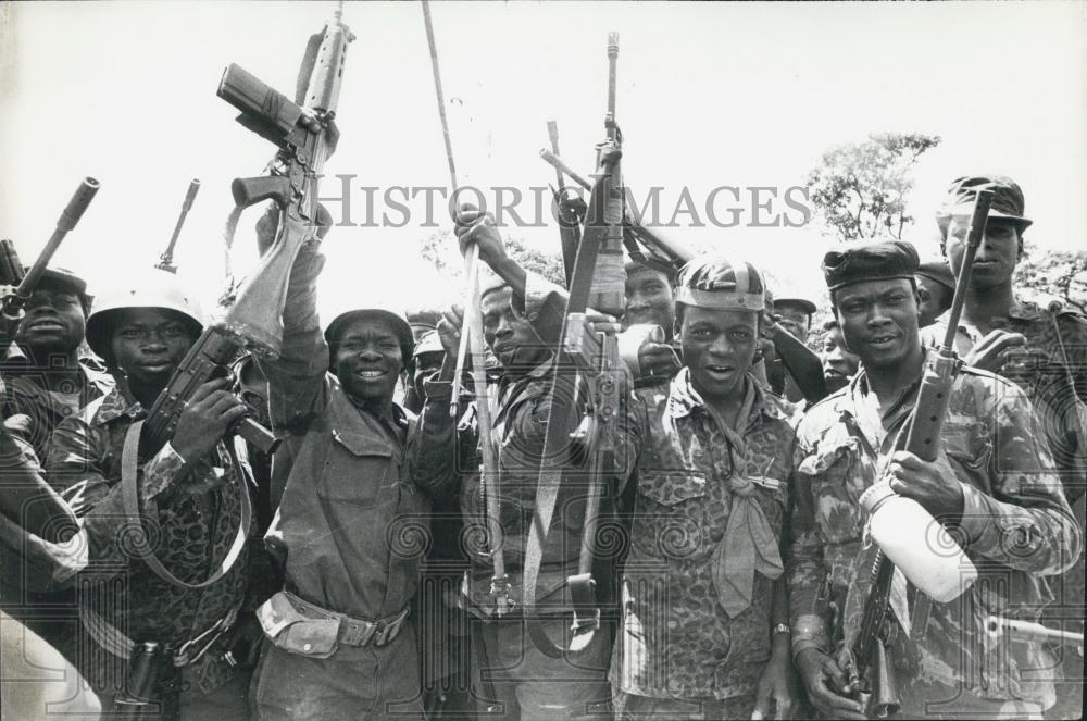 1977 Press Photo Zaire Troops Cheer with Weapons Held High Over Victory - Historic Images