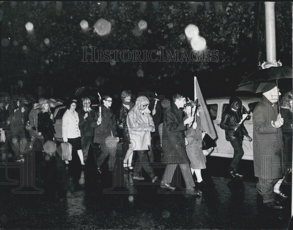 1967 Press Photo Anti-Vietnam Demonstrations In London - Historic Images