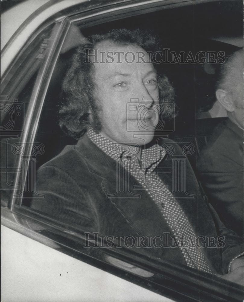 1974 Press Photo Ronald Milhench on way to court in Wolverhampton in police car - Historic Images