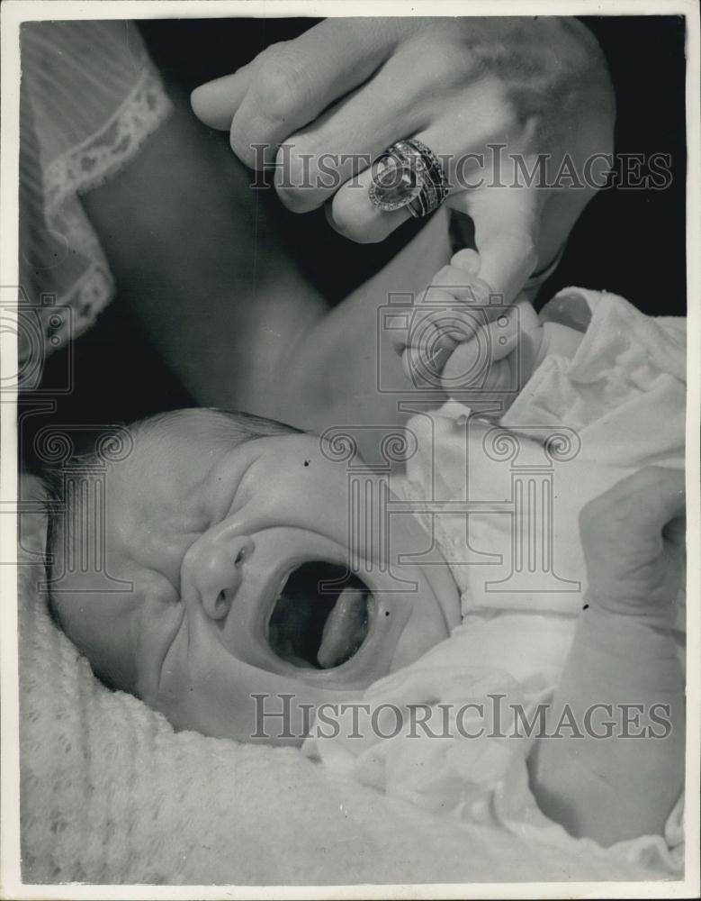 1954 Press Photo Day old baby gets to grips introducing miss Hawkins - Historic Images