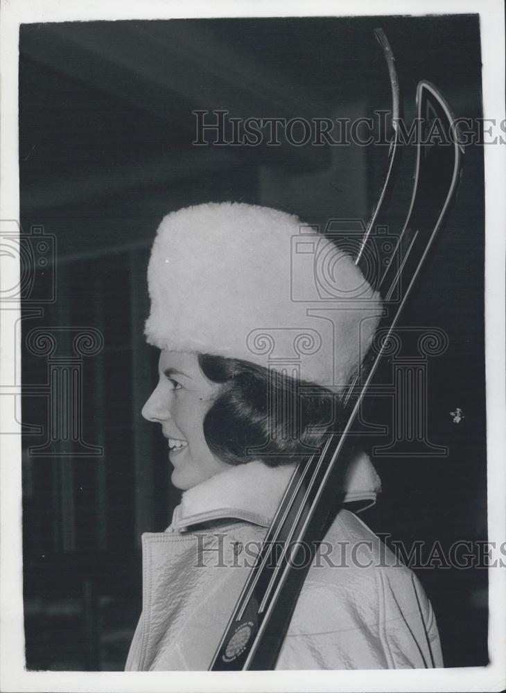 Press Photo Winter Olympics Sports Side View Macmillan Moscow Hat - Historic Images