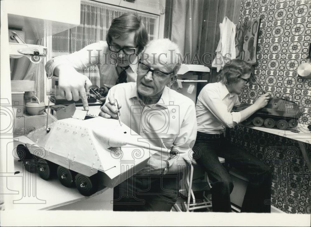 Press Photo Men and their toy tanks - Historic Images