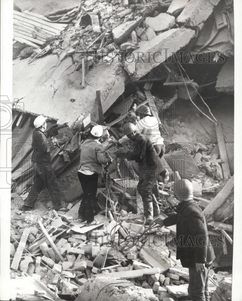 Press Photo Yugoslav earthquake rescue operations - Historic Images