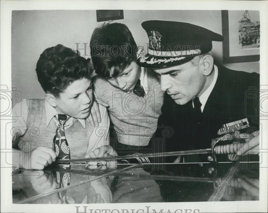 1953 Press Photo American Hero's Sword Spellbinds British Boys - Historic Images