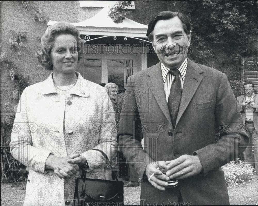 Press Photo Parents of Lt. Mark Phillips back home after lunching at the Palace - Historic Images