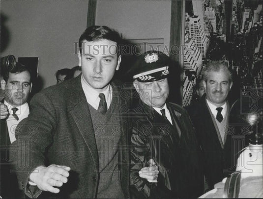 1971 Press Photo Hijacked Airplane Captain Al Schroder Escorted By Cops - Historic Images