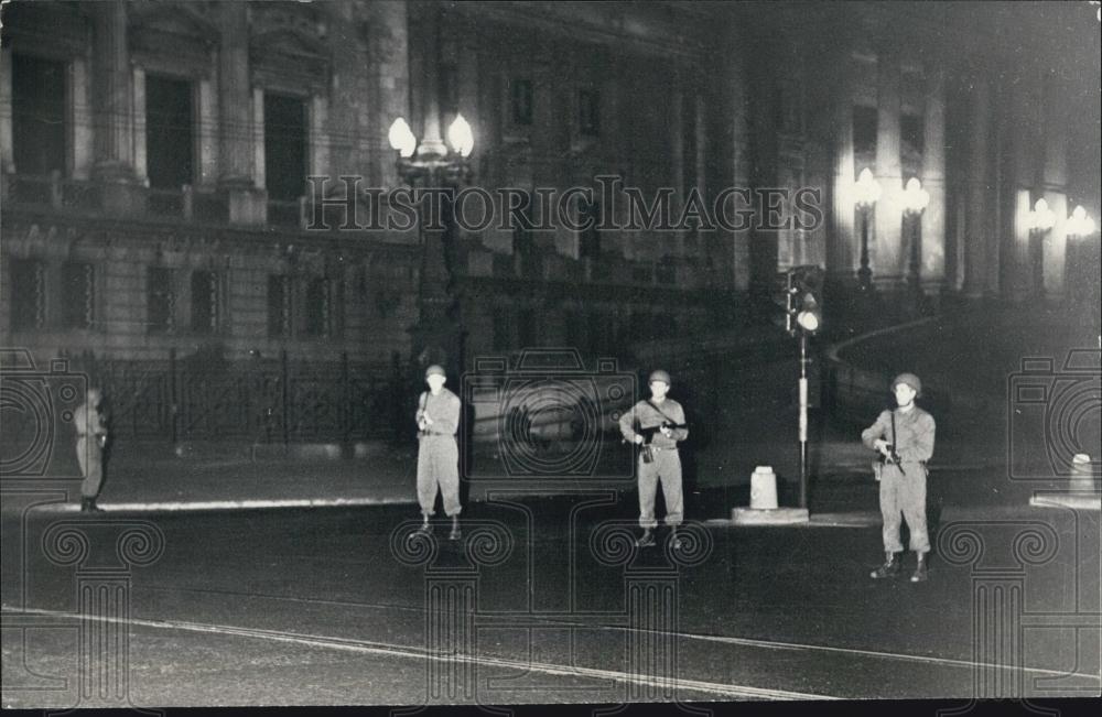 1966 Press Photo Soldiers guard the Argentine Parliament building - Historic Images