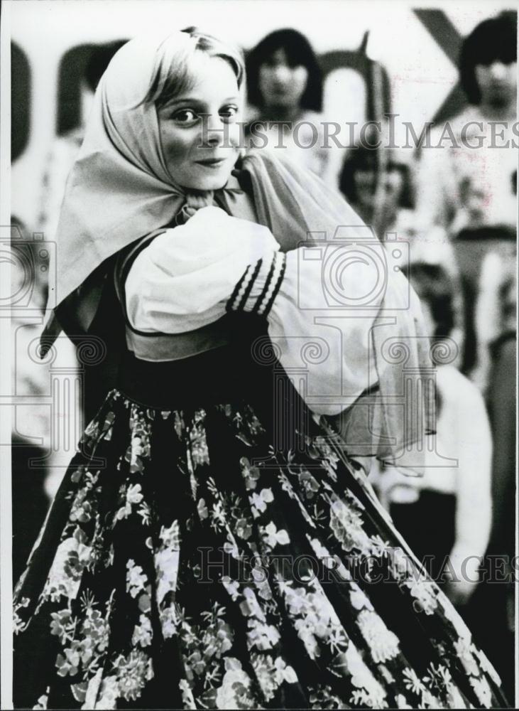 Press Photo 8 Yr Old In Matrjoschka Costume USSR From Neuzelle - Historic Images