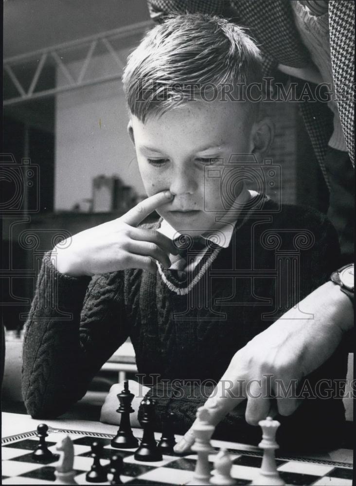 Press Photo Roger Taylor School Club Chess Champion Advised By Master - Historic Images
