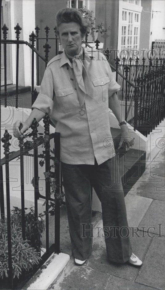 1973 Press Photo Pamela Countess of Onslow outside her Kensington home - Historic Images