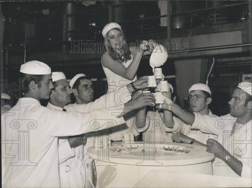 1968 Press Photo Miss Yoghourt Nelly Gallerne Pouring Yoghout After Election - Historic Images