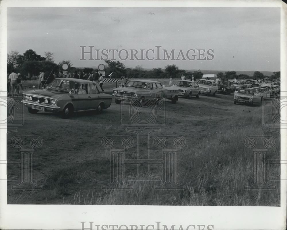 Press Photo Civilian Traffic Forms A Convoy On Rhodesian Highways - Historic Images