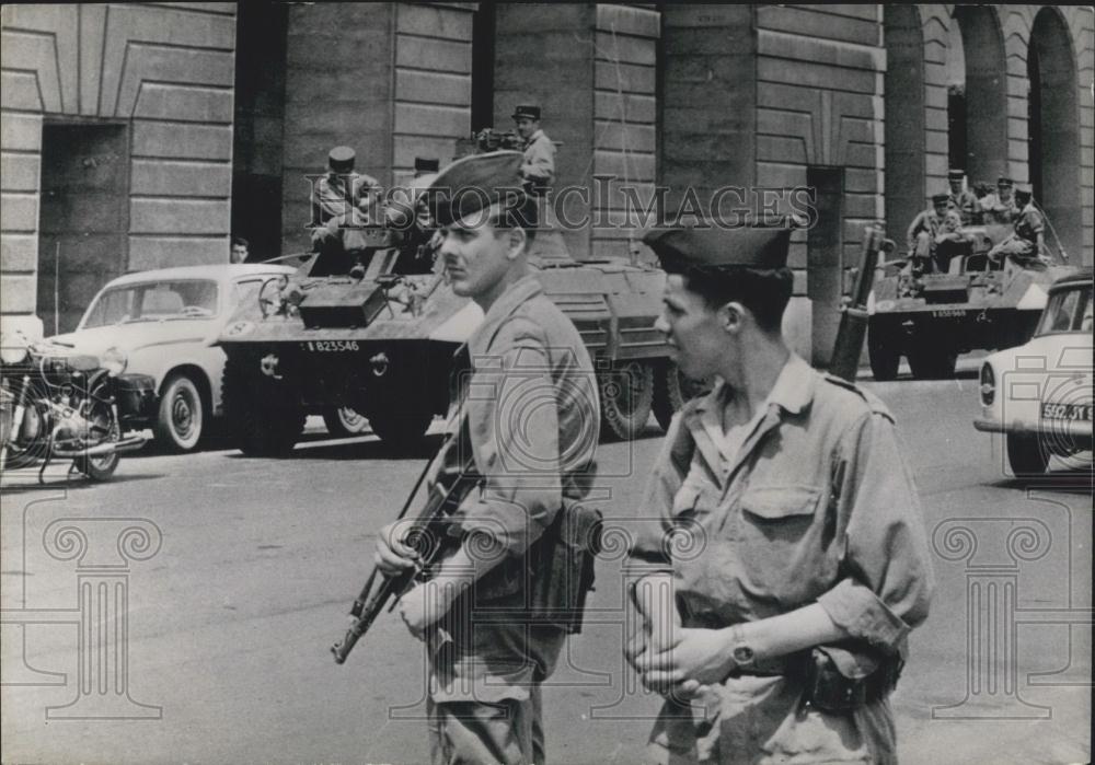 Press Photo Soldiers Patrolling in the streets of Algiers - Historic Images