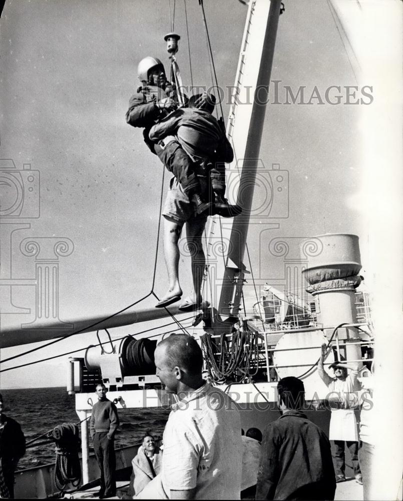 1962 Press Photo Atlantic Crash Survivors Landed At Cork - Historic Images